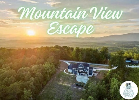 Mountain View Escape with Foothills Views
