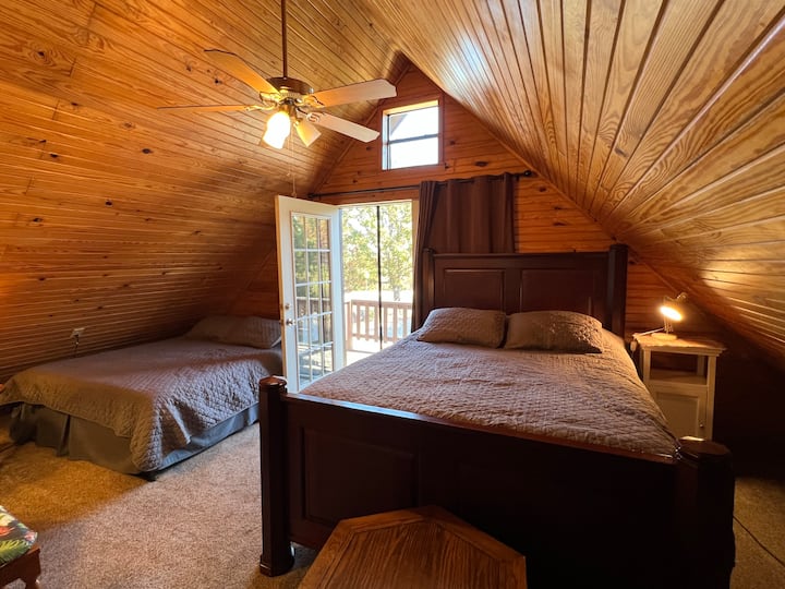 dhomë gjumi në katin e sipërm, 2 krevate dopio "queen"