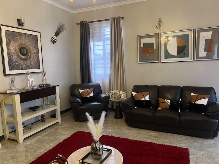 Familyfriendly 6 Bedroom Hilltop Hideout With Pool - Uganda