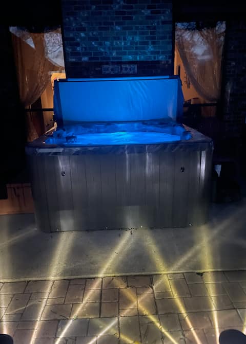 Private 3 bedroom, 2 baths, country home hot tub