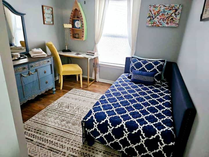El cuarto dormitorio también tiene un escritorio para aquellos que necesiten trabajar a distancia. Tíralo para una siesta o un sueño en el sofá cama doble. También ofrecemos un pack n’ play, una cama plegable individual y un colchón de aire tamaño queen para grupos más grandes que necesitan más espacio para dormir.