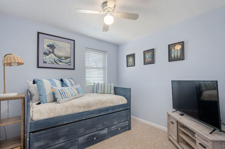 საძინებელი 5: ერთადგილიანი გასაშლელი საწოლი, 2 ადგილიანი