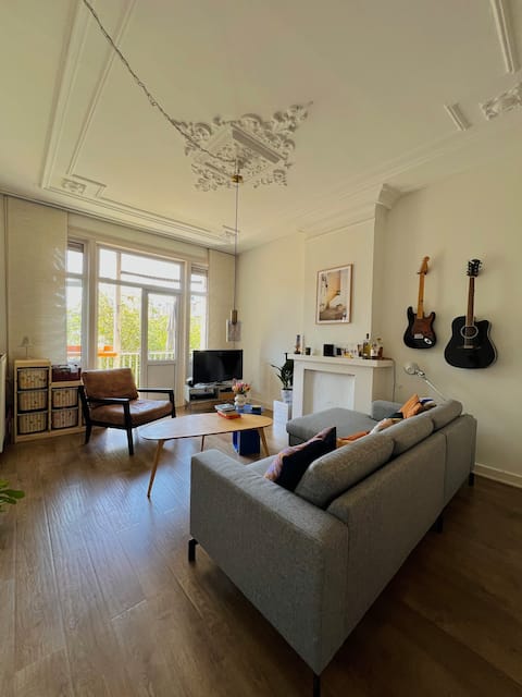 Popular Airbnb listing: Sunny apartment at a great location in Staatsliedenbuurt