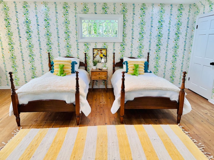 חדר הטפט. אנחנו אוהבים את הטפט המקורי הזה!