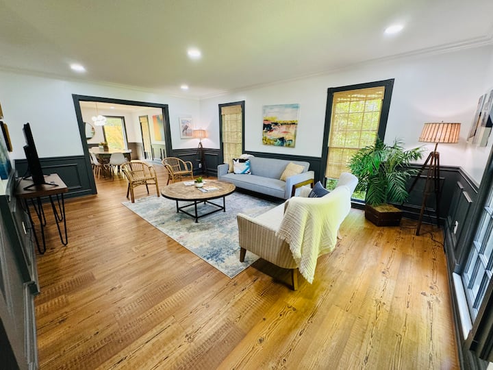 הסלון המשני הזה, המופרד על ידי דלתות כיס מחדר האוכל המשני, כולל טלוויזיה חכמה.