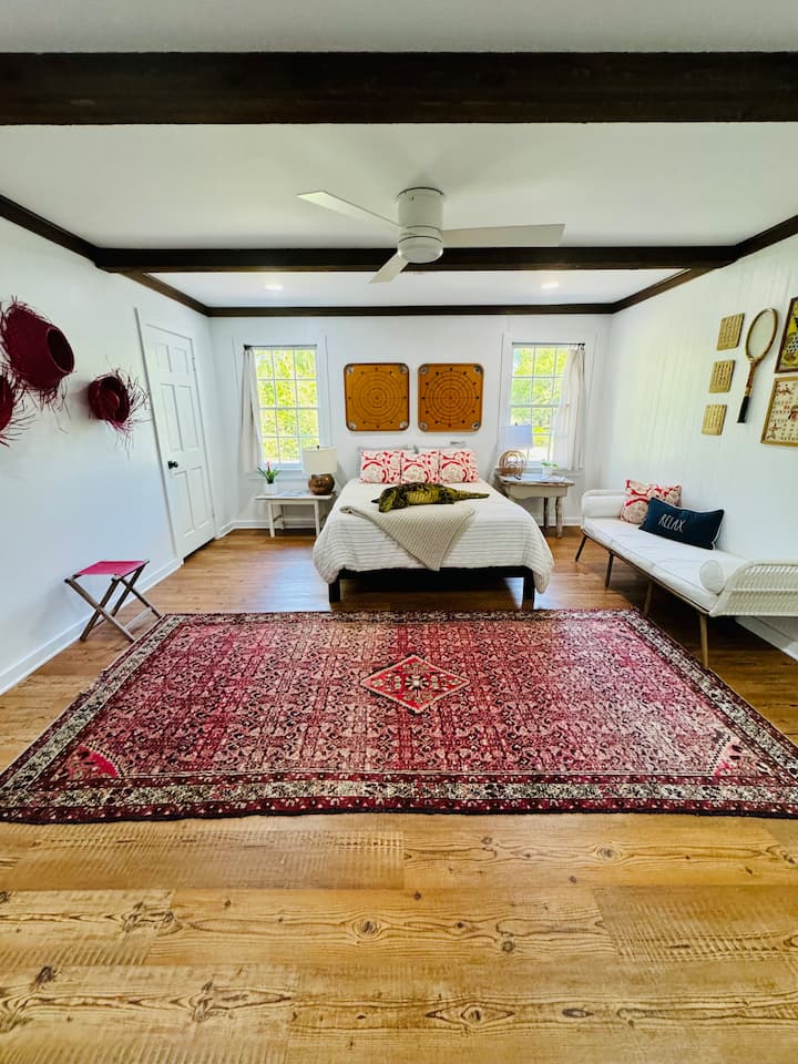 חדר התנינים מקושט במשחקים עתיקים. 