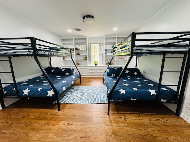 בחדר הקומתיים יש 2 מיטות זוגיות מעל מיטות זוגיות. מקום ל -6 אנשים. 