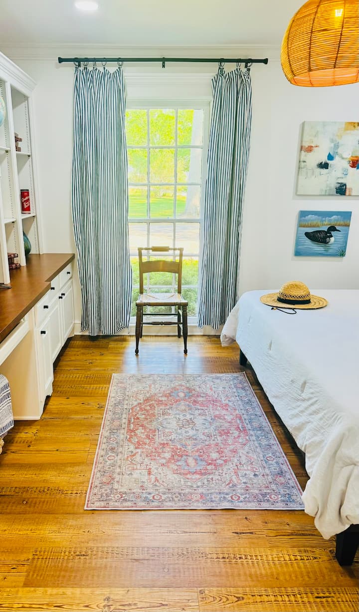 זהו חדר השינה היחיד למטה ויש בו מיטת קינג סייז, המשקיפה על החצר הקדמית היפה. 
יש בו חדר רחצה מעבר למסדרון וממש ליד חדר הכביסה.  יש בו מקלחת, כיור ושירותים.  

כל חדרי הרחצה חדשים. 