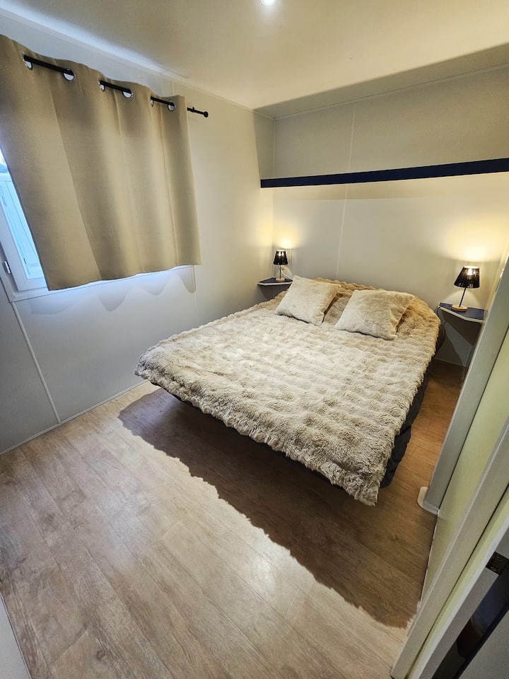 Camera matrimoniale: la biancheria da letto è inclusa, armadio contenente grucce, una borsa con boe gonfiabili e giocattoli da spiaggia sono a vostra disposizione. Anche l'aspirapolvere e il mocio sono riposti nell'armadio.