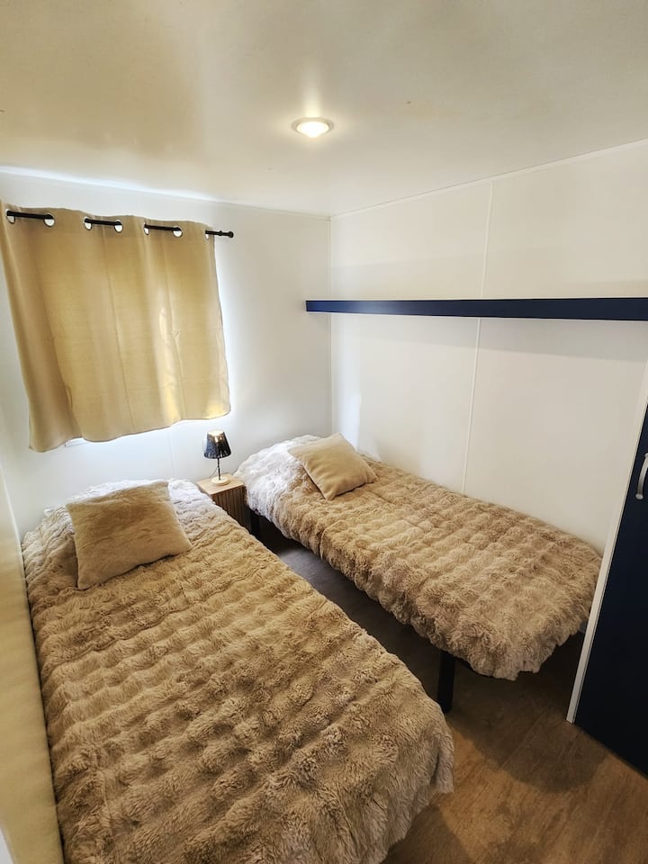 Camera numero 2: 2 letti singoli, possibilità di unirli per fare un letto matrimoniale, tutta la biancheria da letto è inclusa nel soggiorno, armadio con grucce, lampada da comodino.