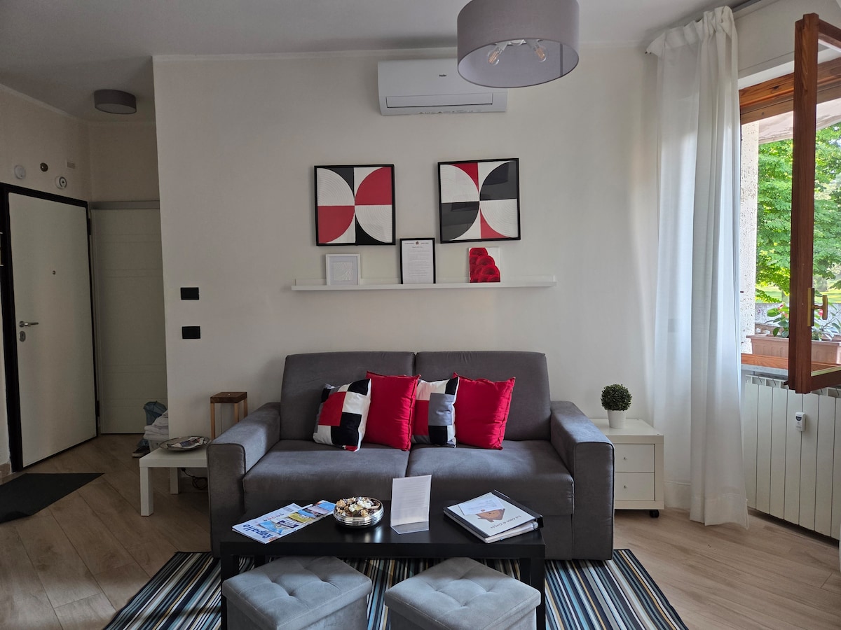 ห้องนั่งเล่นที่สว่างและอบอุ่น เหมาะสำหรับการพักผ่อนหลังจากไปชายหาดหรือเดินป่ามาทั้งวัน