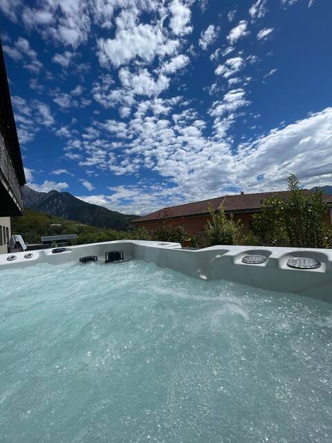 Apartment in detached house with jacuzzi