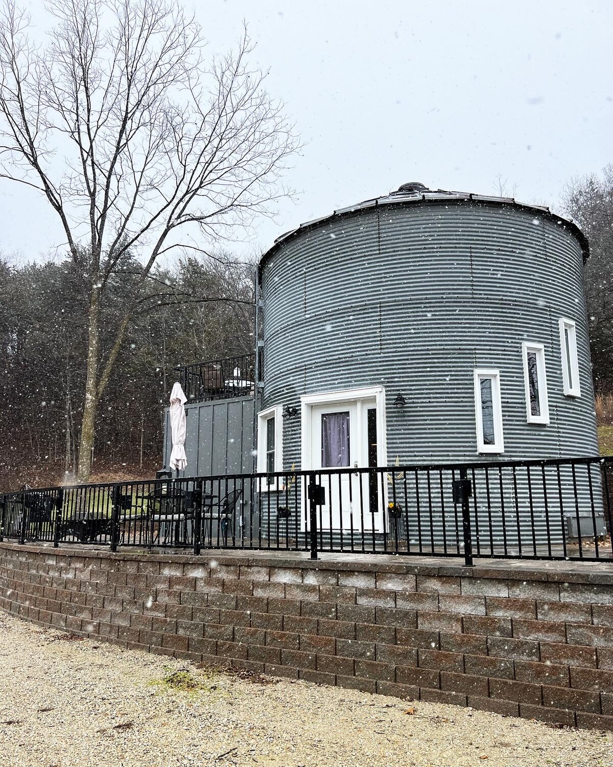 Converted grain bin guest house on Katy Trail. - Barns for Rent in  Rhineland, Missouri, United States - Airbnb