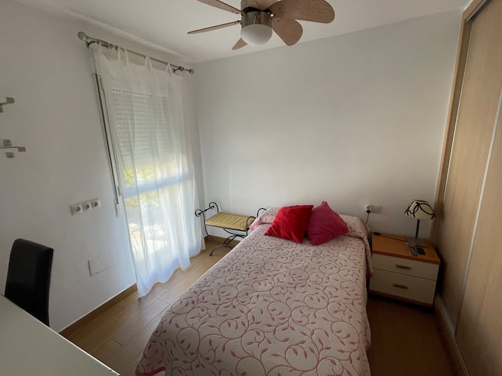 Креветот е 1,05 см и ако дојдете со друго лице, може да се отвори дополнителен кревет