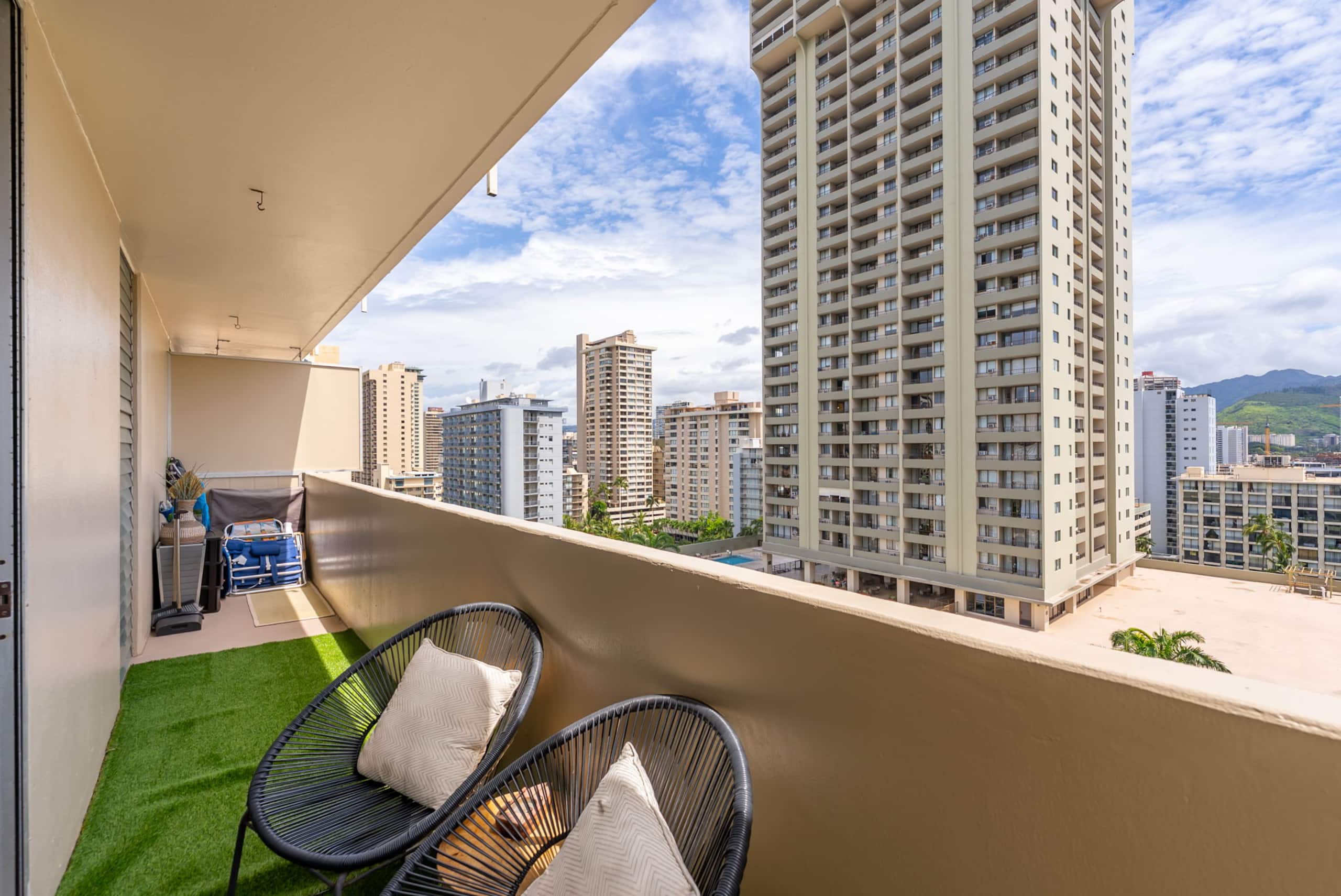 Condo in Honolulu · ★4.96 · Studio · 1 bed · 1 private bath - Image 25