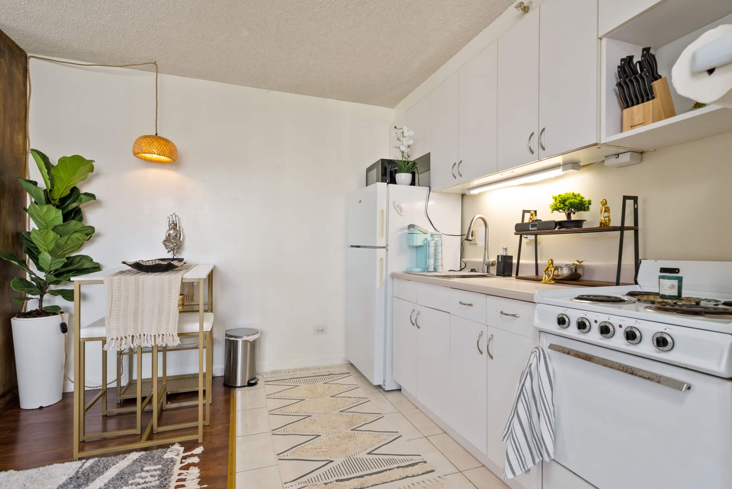 Condo in Honolulu · ★4.96 · Studio · 1 bed · 1 private bath - Image 13