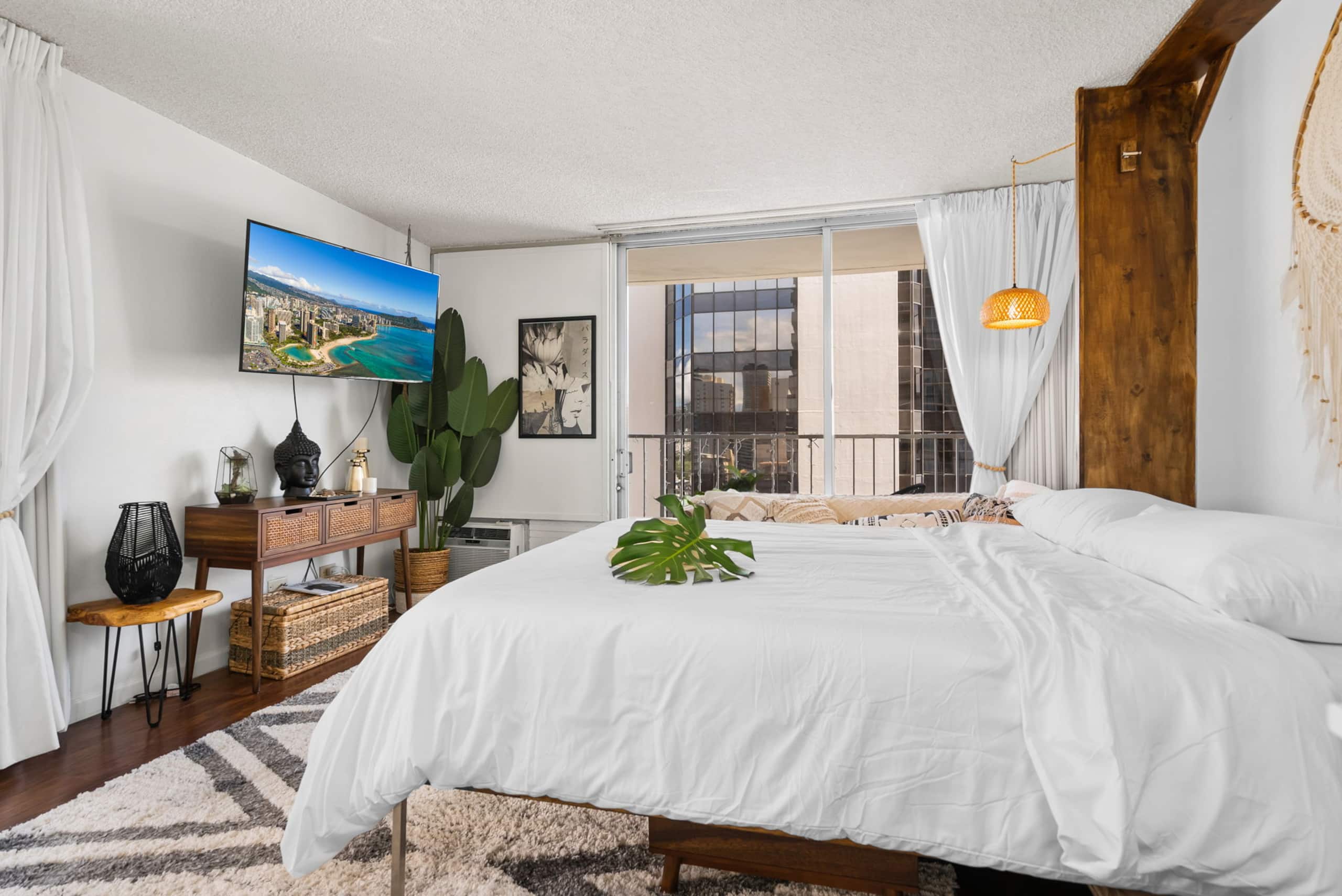 Condo in Honolulu · ★4.96 · Studio · 1 bed · 1 private bath - Image 8