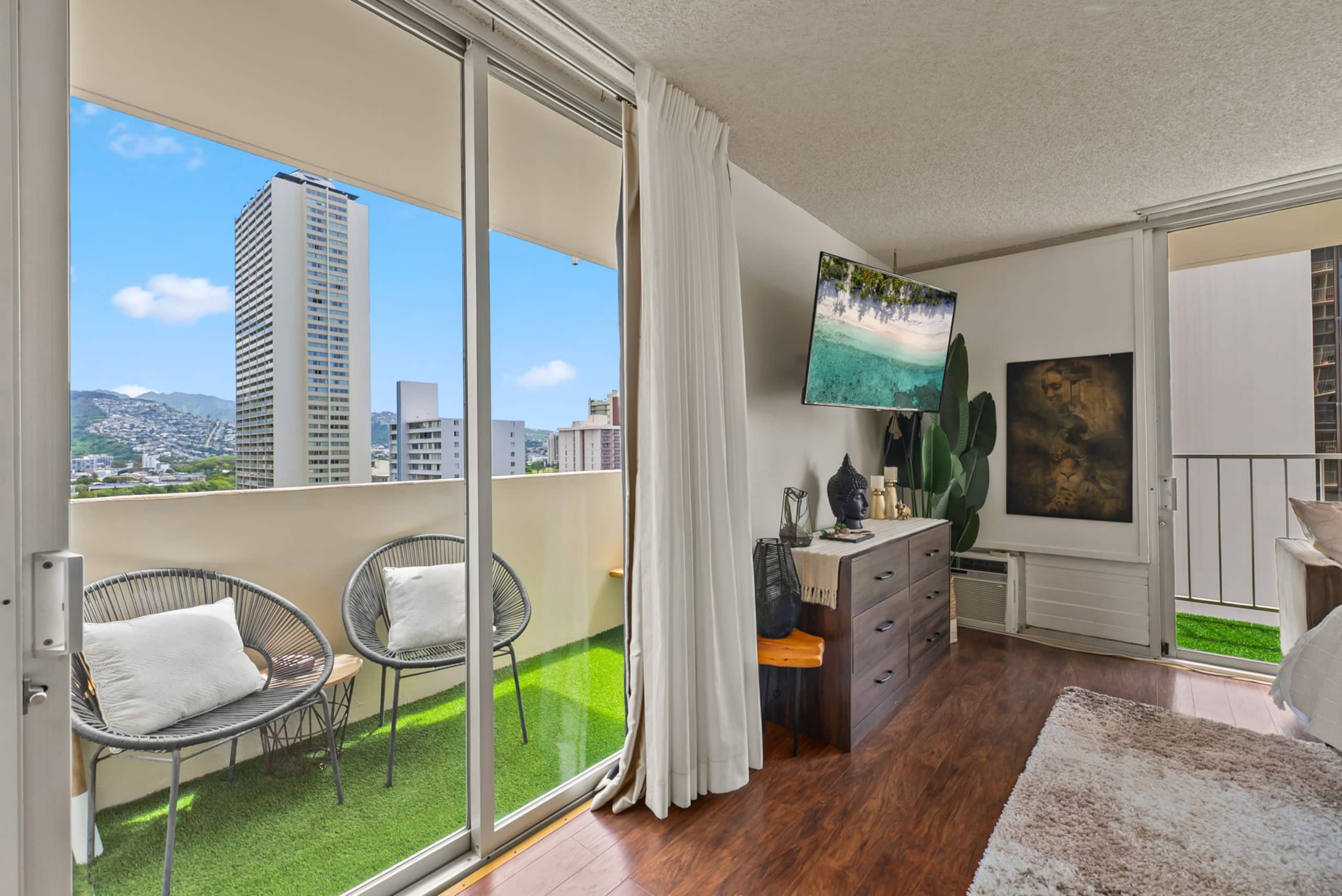 Condo in Honolulu · ★4.96 · Studio · 1 bed · 1 private bath - Image 20