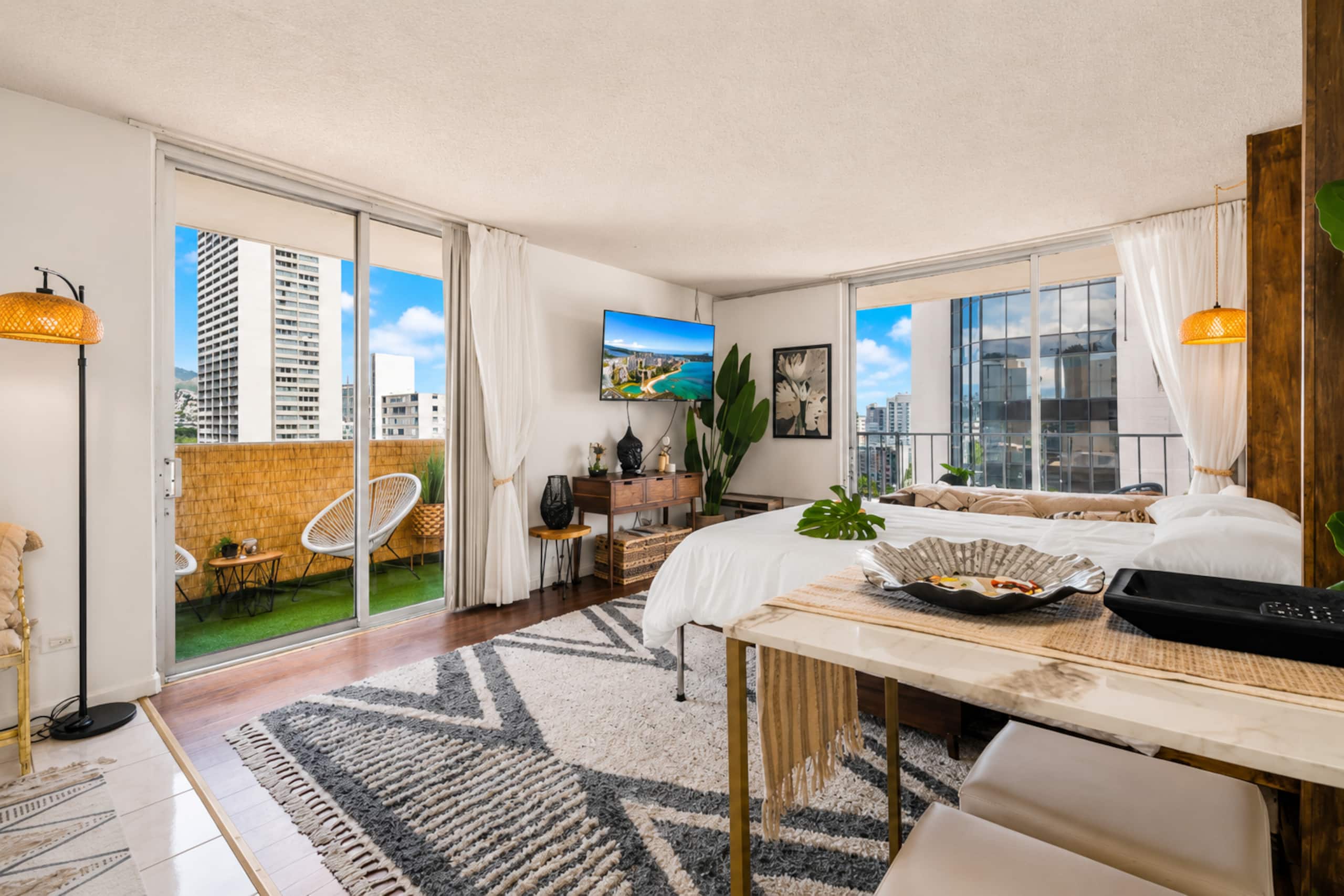Condo in Honolulu · ★4.96 · Studio · 1 bed · 1 private bath - Image 1
