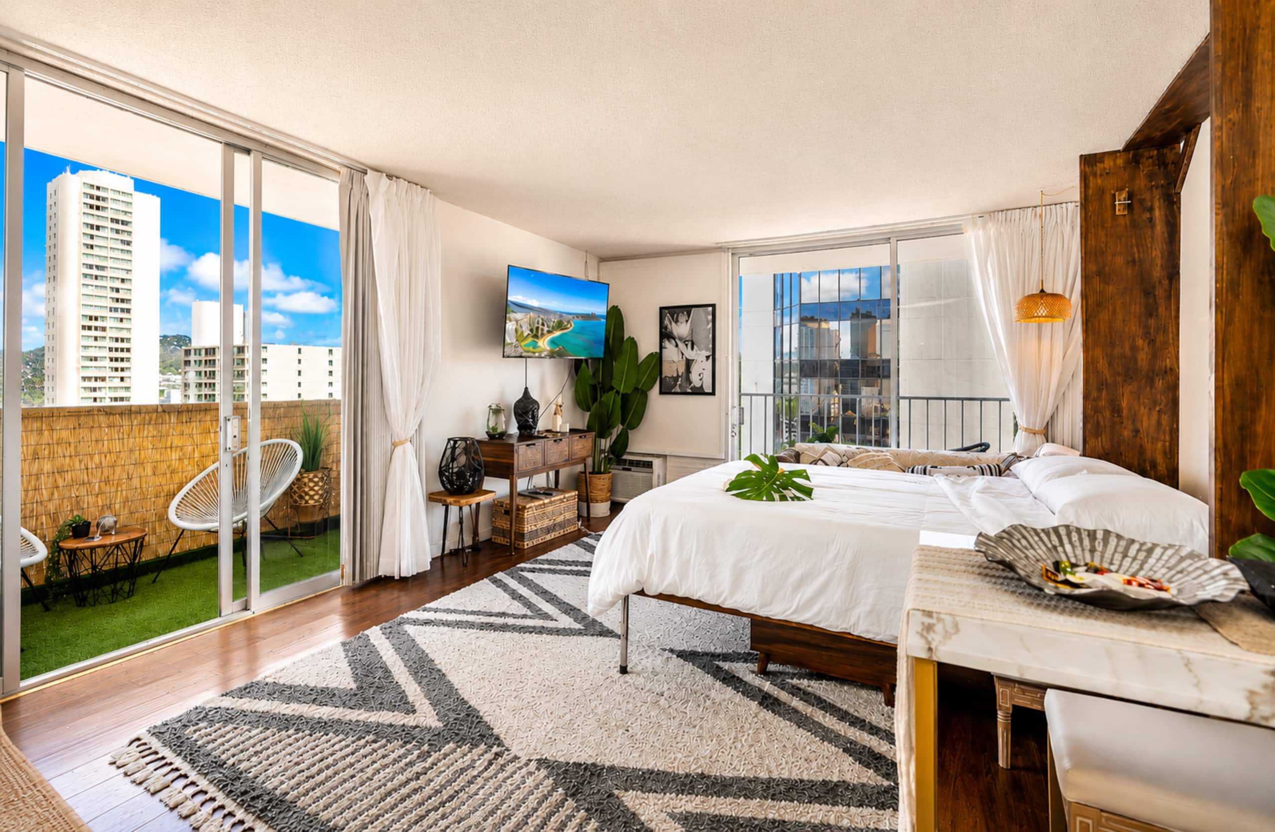 Condo in Honolulu · ★4.96 · Studio · 1 bed · 1 private bath - Image 9