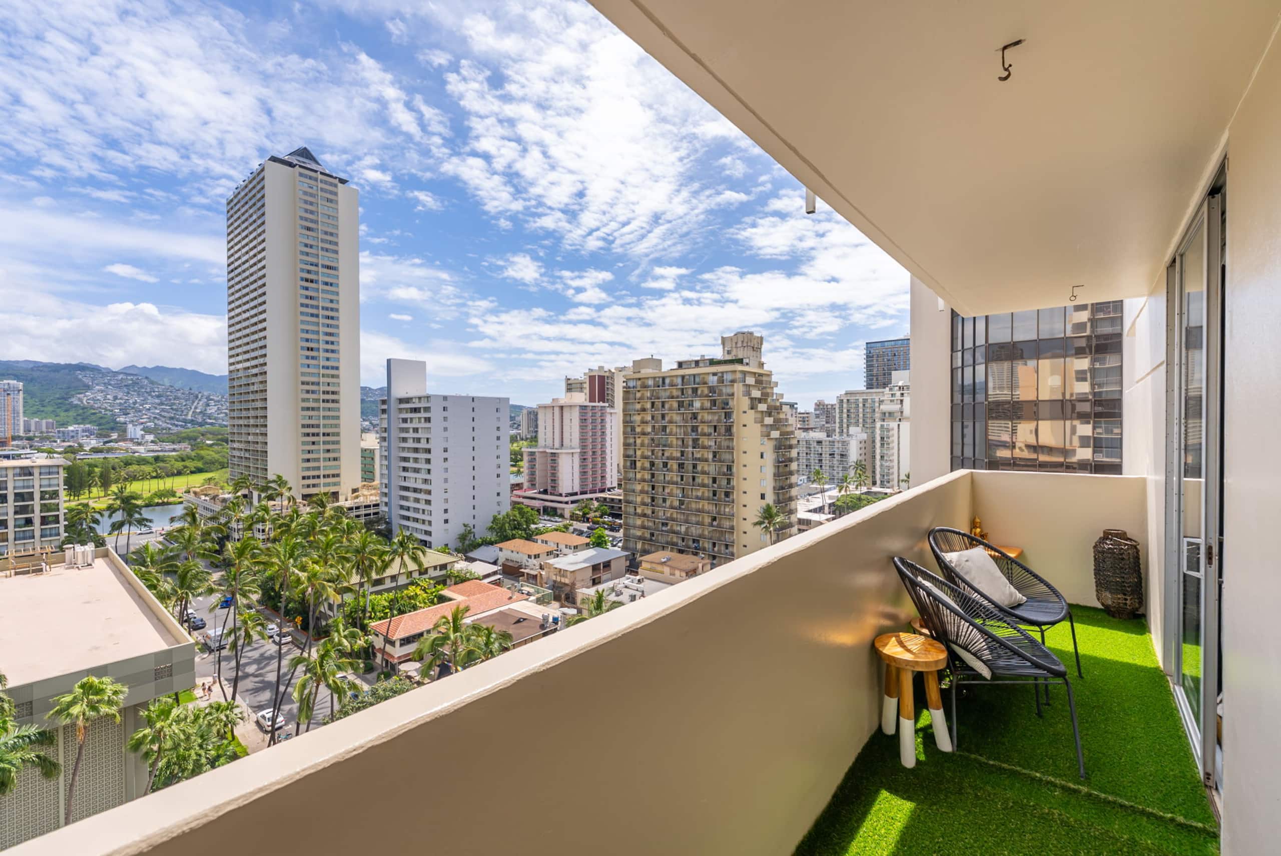 Condo in Honolulu · ★4.96 · Studio · 1 bed · 1 private bath - Image 23