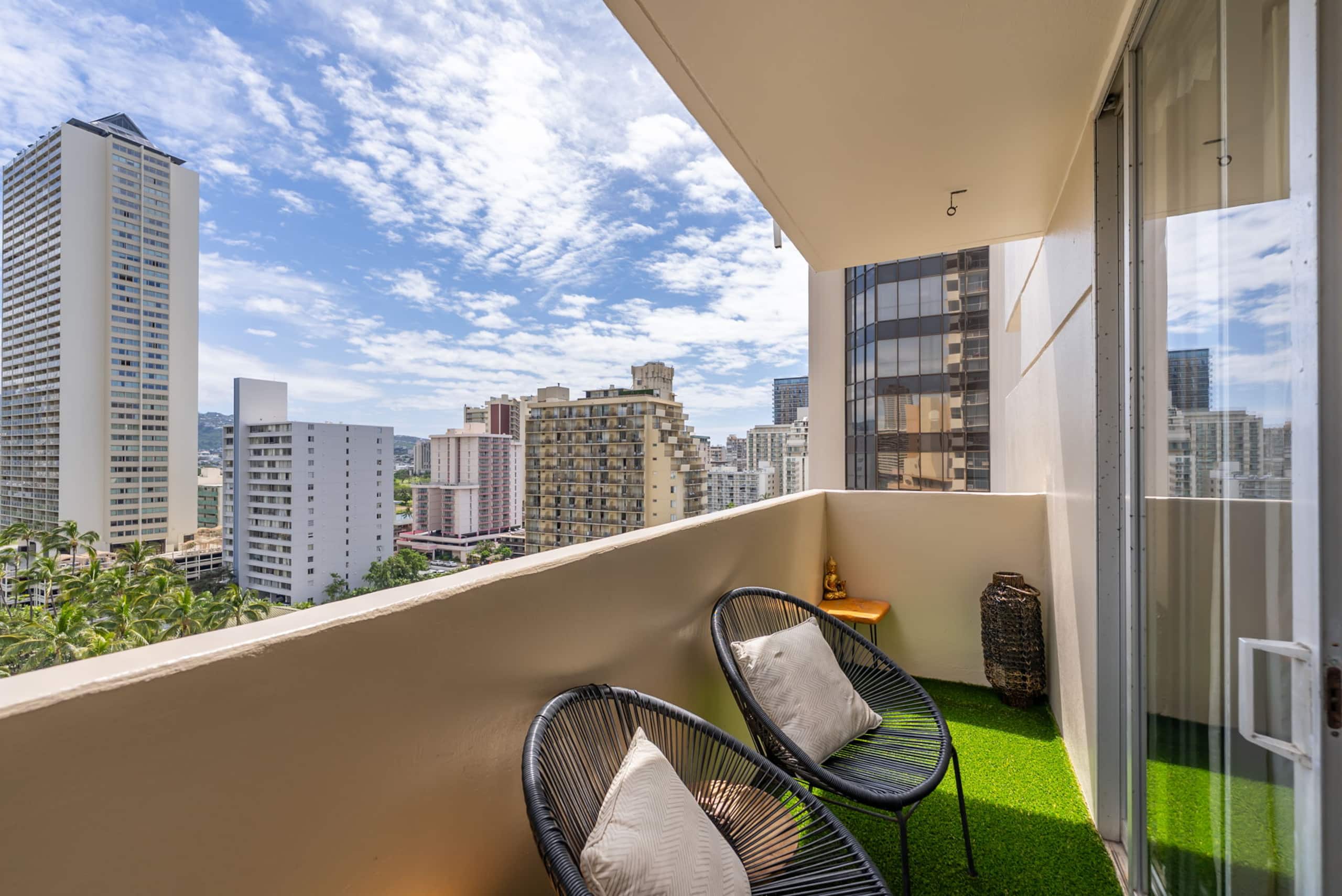 Condo in Honolulu · ★4.96 · Studio · 1 bed · 1 private bath - Image 21