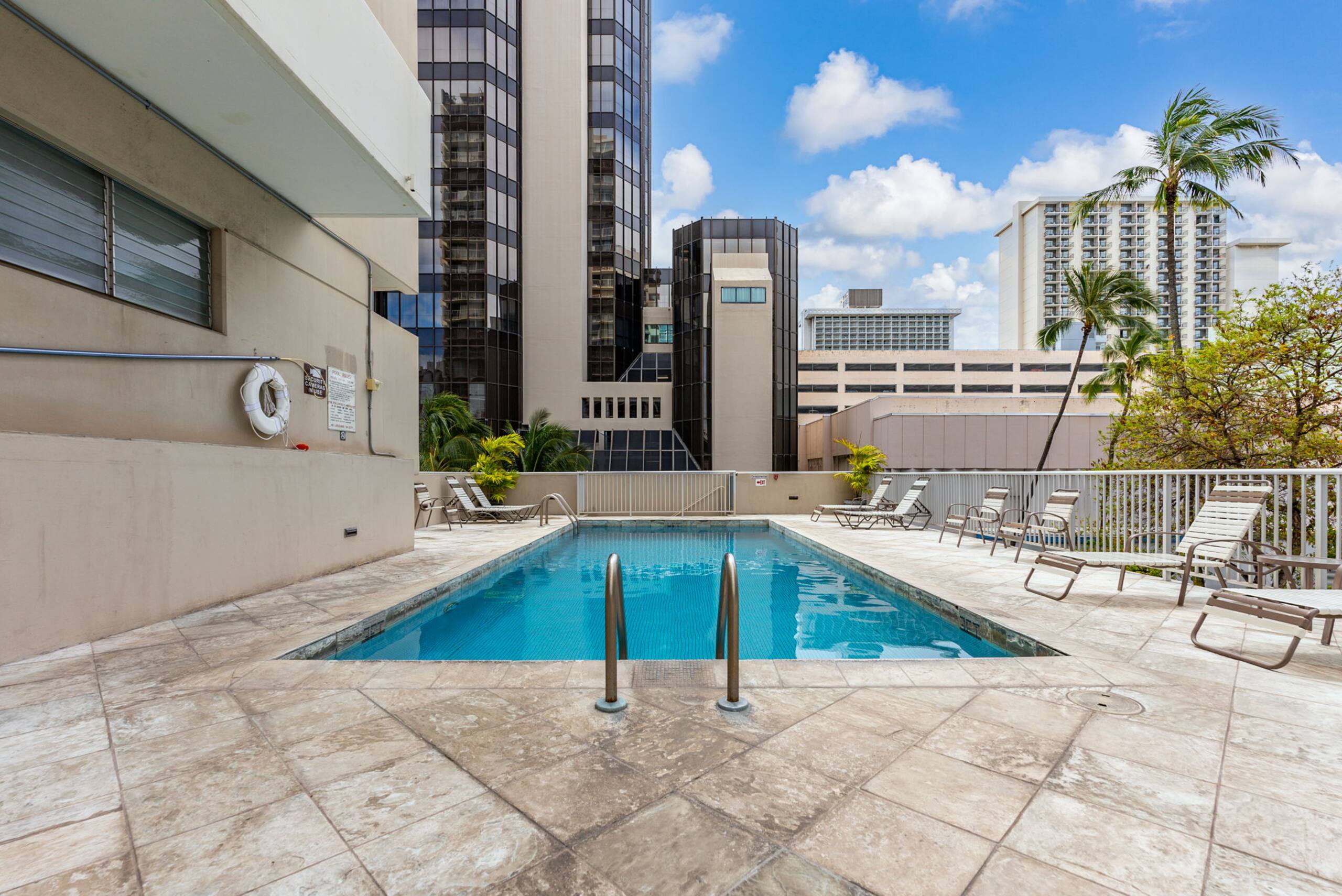 Condo in Honolulu · ★4.96 · Studio · 1 bed · 1 private bath - Image 36