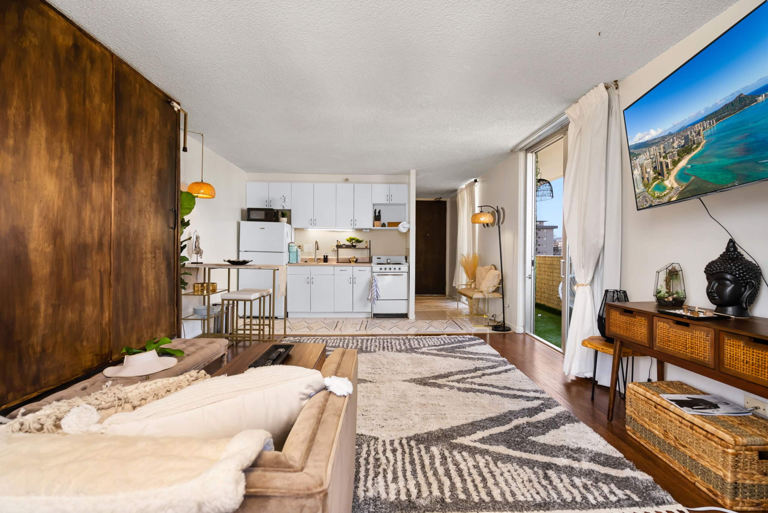 Condo in Honolulu · ★4.96 · Studio · 1 bed · 1 private bath - Image 5