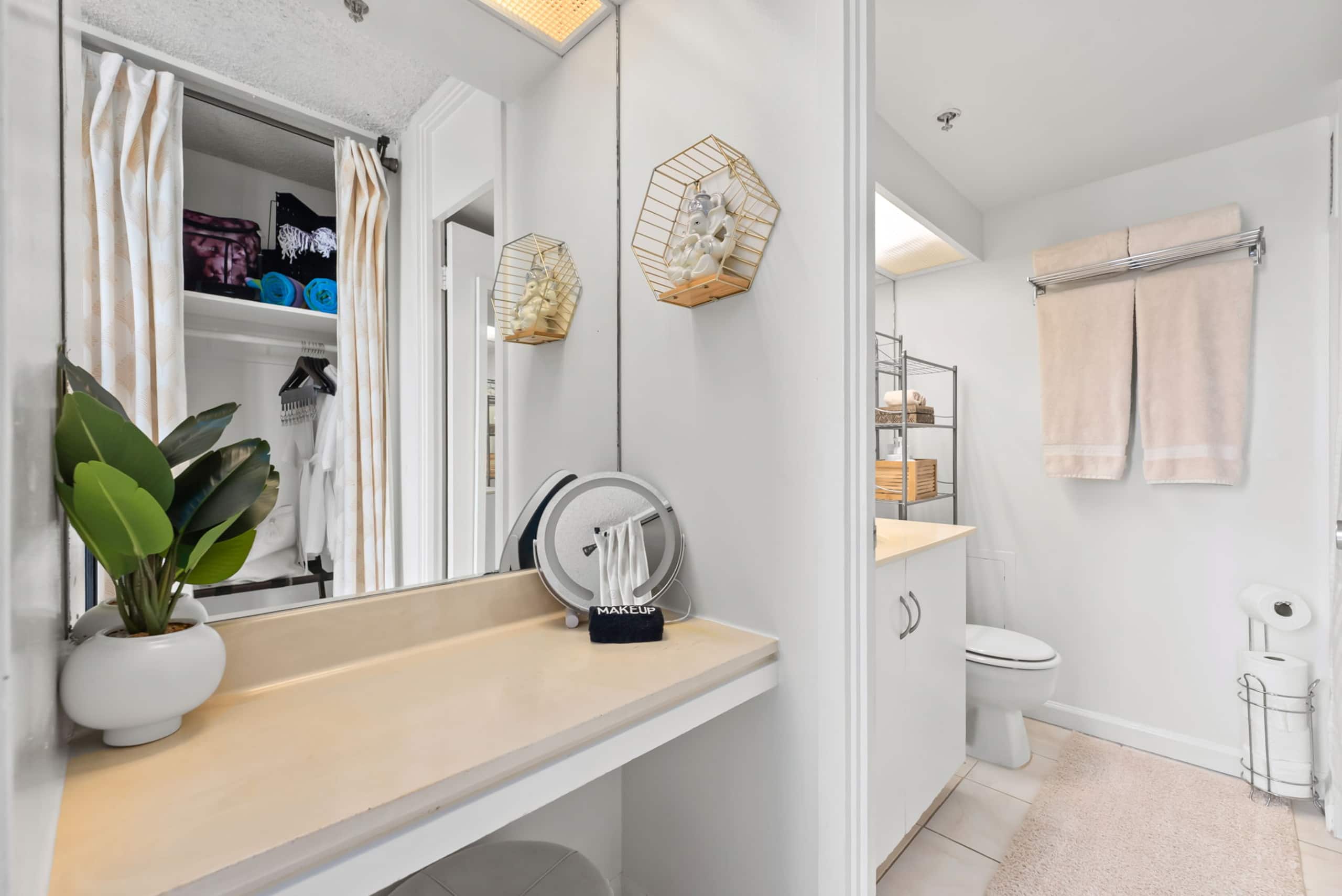 Condo in Honolulu · ★4.96 · Studio · 1 bed · 1 private bath - Image 37