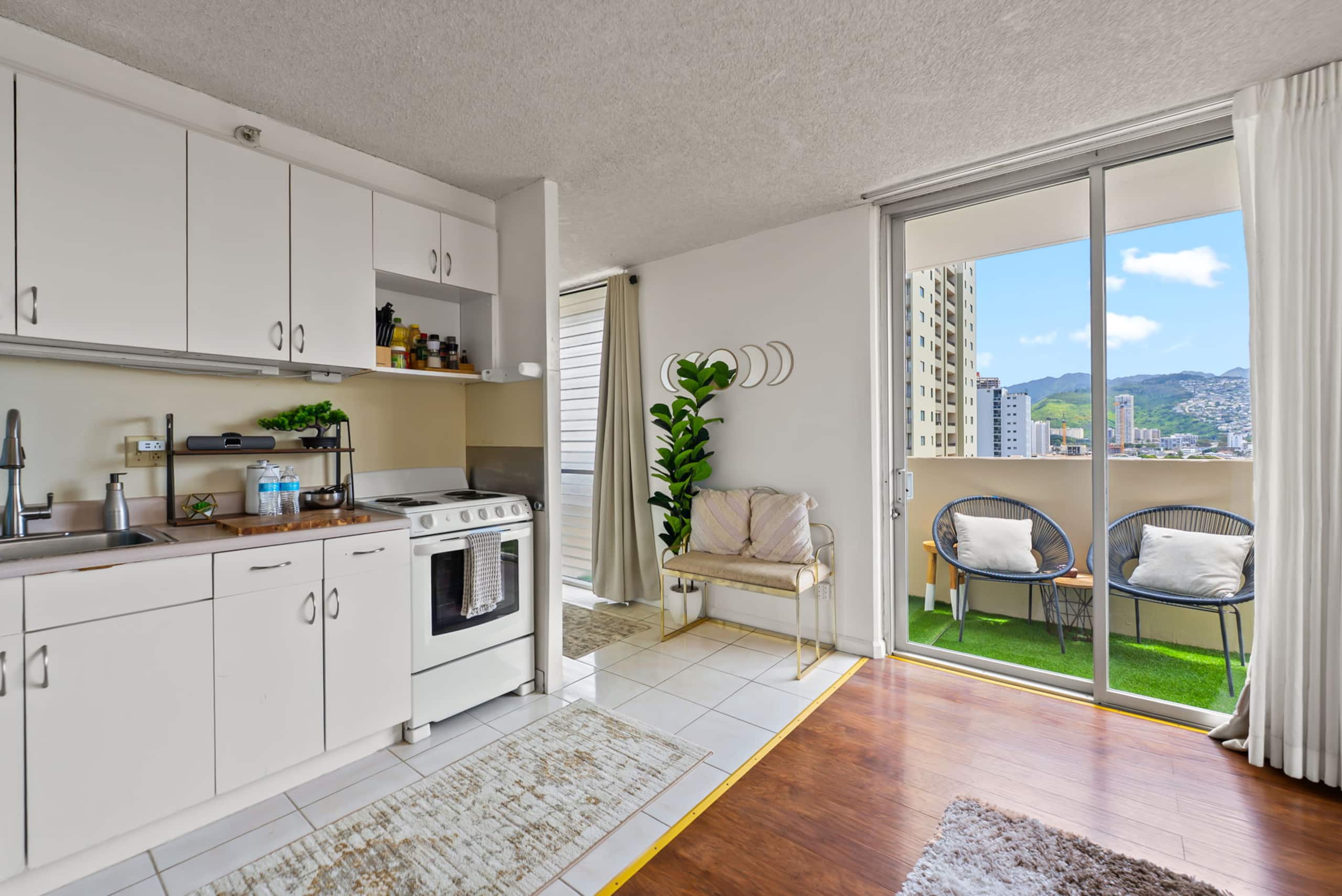Condo in Honolulu · ★4.96 · Studio · 1 bed · 1 private bath - Image 24