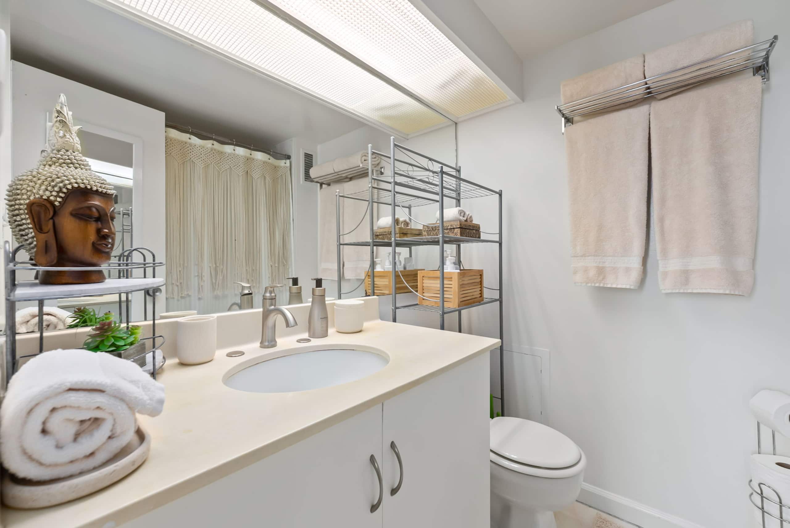 Condo in Honolulu · ★4.96 · Studio · 1 bed · 1 private bath - Image 17