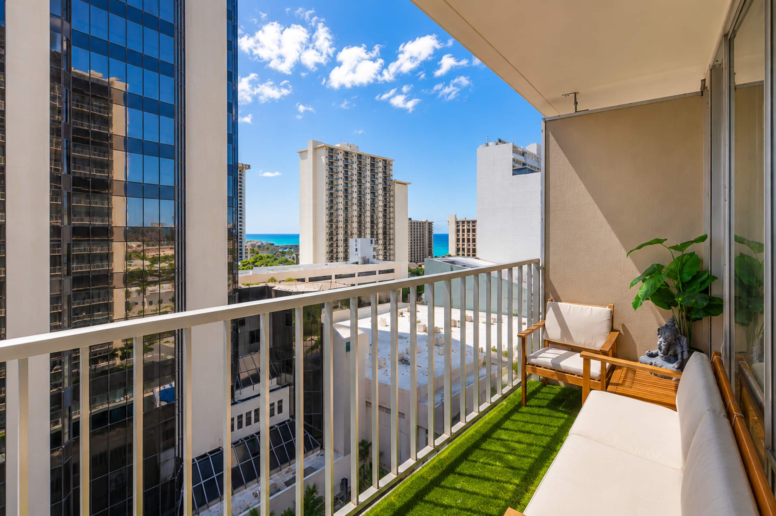 Condo in Honolulu · ★4.96 · Studio · 1 bed · 1 private bath - Image 28