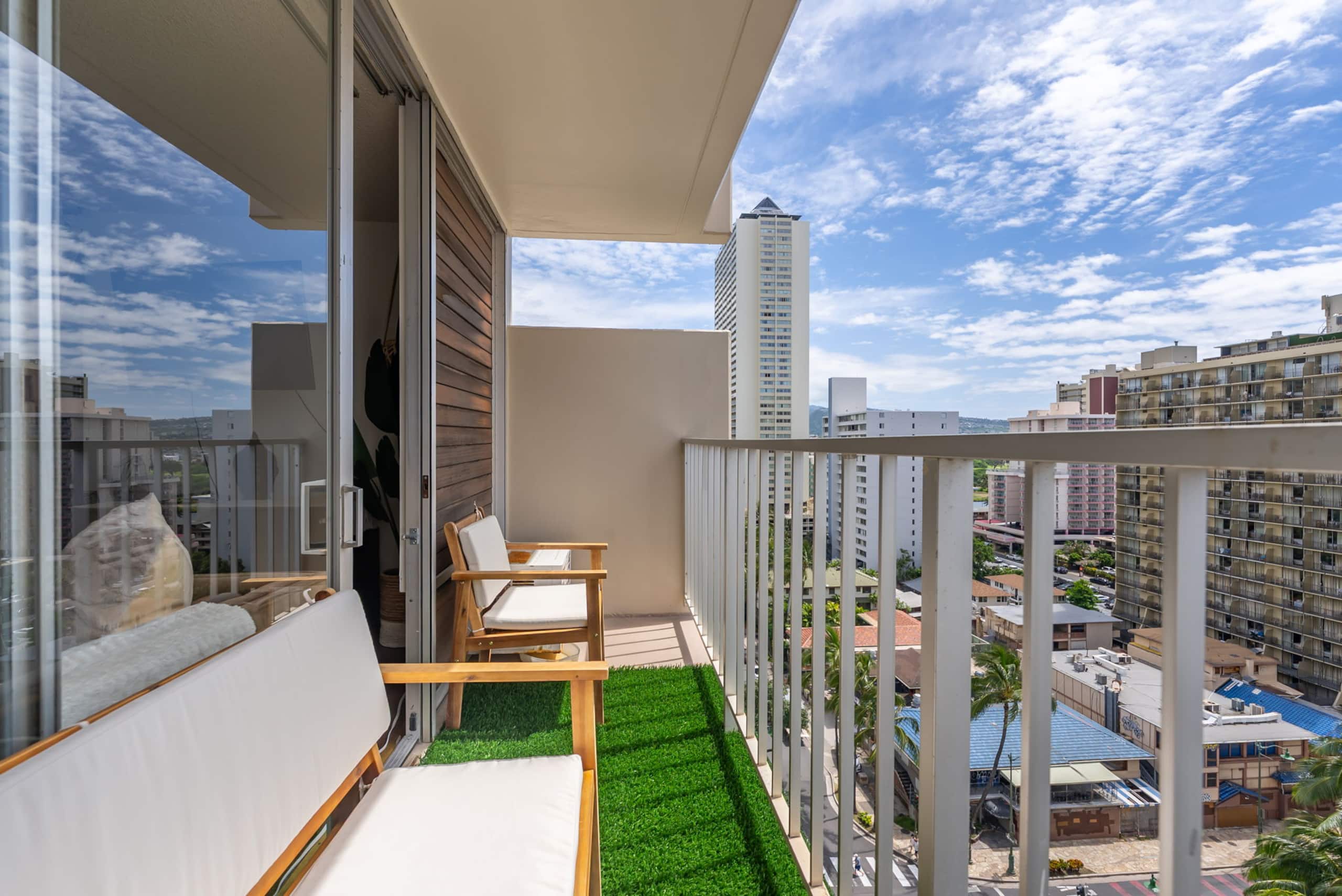 Condo in Honolulu · ★4.96 · Studio · 1 bed · 1 private bath - Image 27