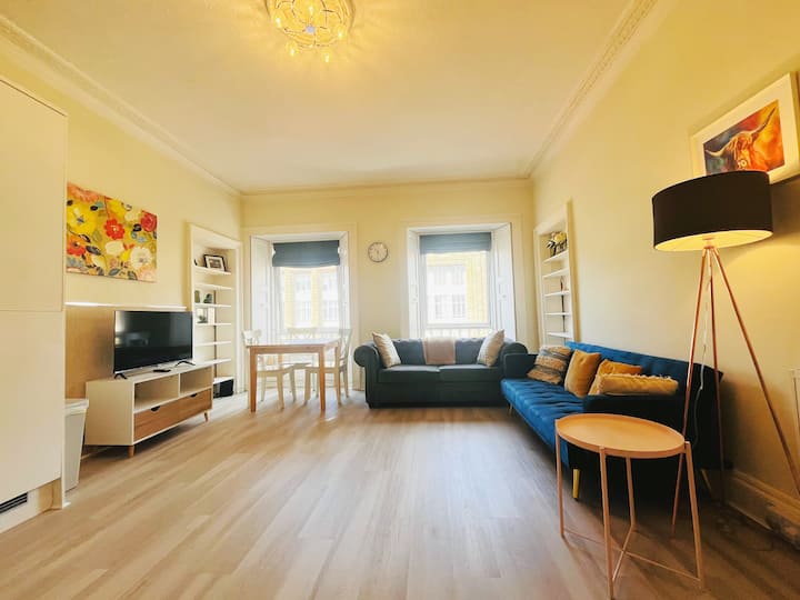 One Bedroom Apartment Behind Castle (3rd Floor) - Leith