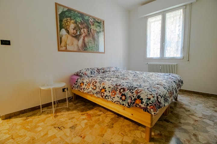 Dormitorio con cama tamaño king
