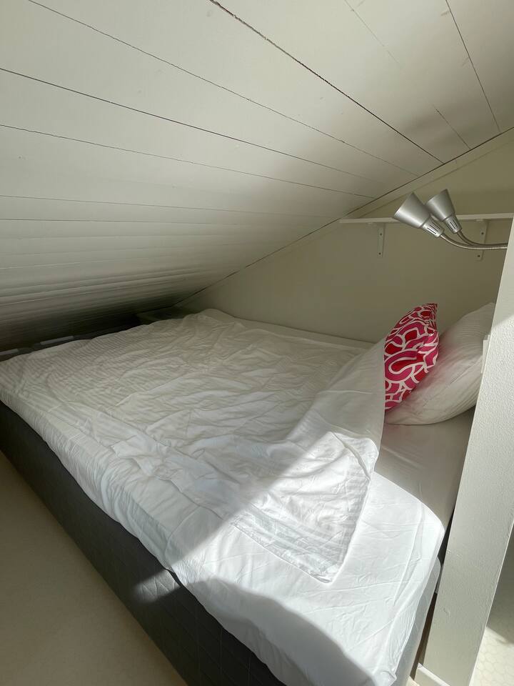 Dormitorio con vistas al césped, esta es la habitación más grande de las camas que tienen 160 cm de ancho.