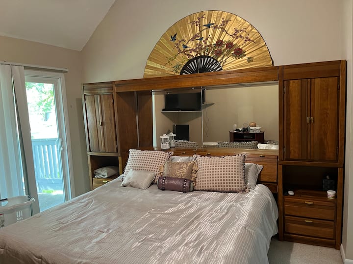 מיטת קינג סייז עם מסך שטוח בגודל 50אינץ'. חדר רחצה ומקלחת פרטיים. מרפסת שמש עם נוף לבריכה.