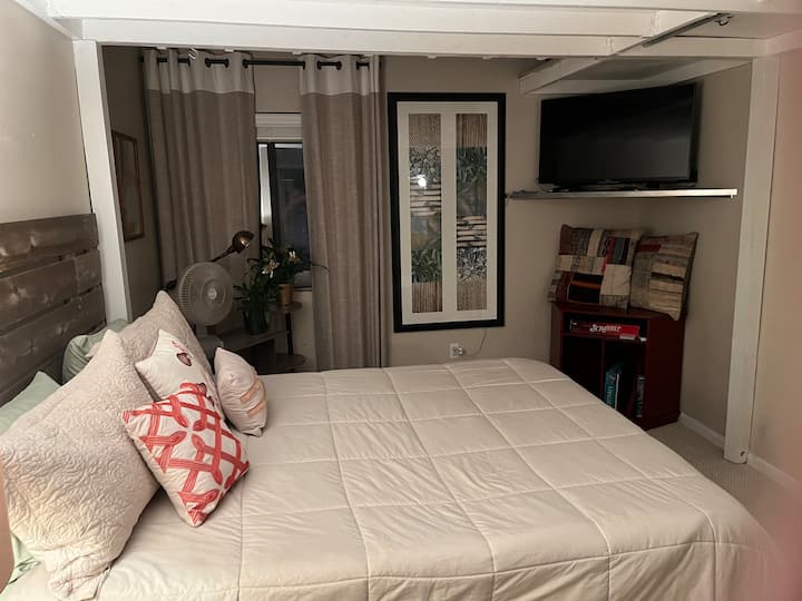 מיטת קווין סייז עם מסך שטוח ובר סאונד בגודל 50אינץ'. מקלחת פרטית.