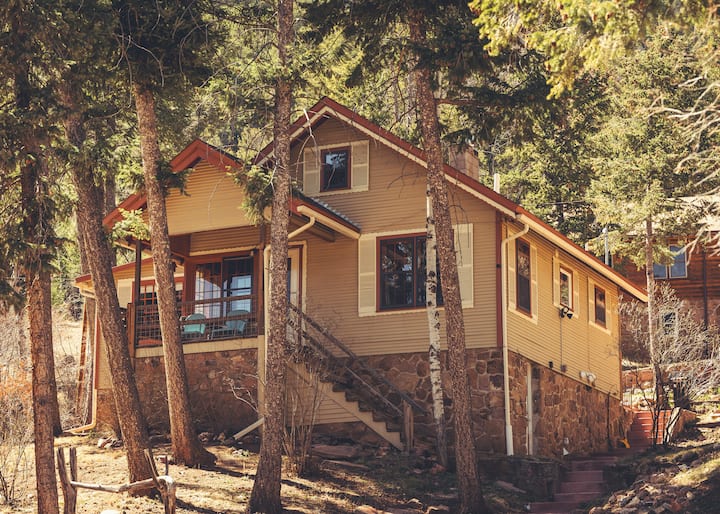 Classic Mountain Escape: Views, Fireplace, Grill - Green Mountain Falls, CO
