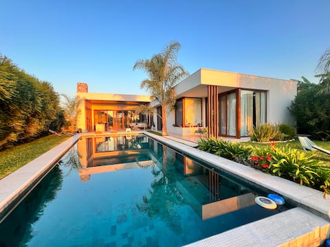 Luxury Mid-Century House by the Lake Jacuzzi Pool