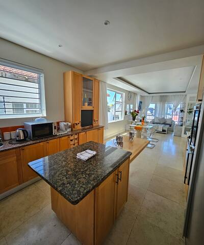 Luxurious city view living gallery image 4