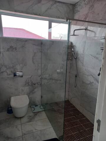 Luxurious city view living gallery image 2