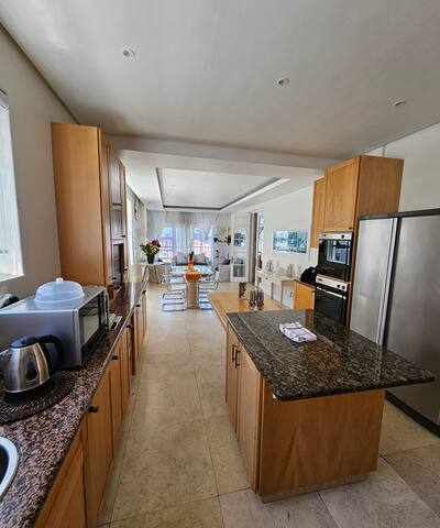 Luxurious city view living gallery image 3