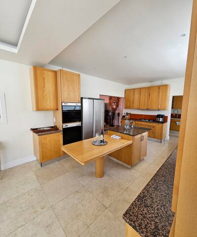 Luxurious city view living gallery image 5