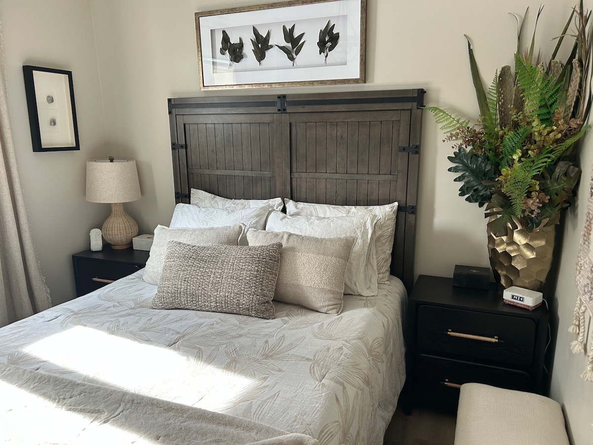 Спална соба бр. 1.  Оваа спална соба има брачен кревет (широк 150 – 179 см).  Сите постелнини, постелнини, перници и ќебиња се вклучени во вашиот престој.