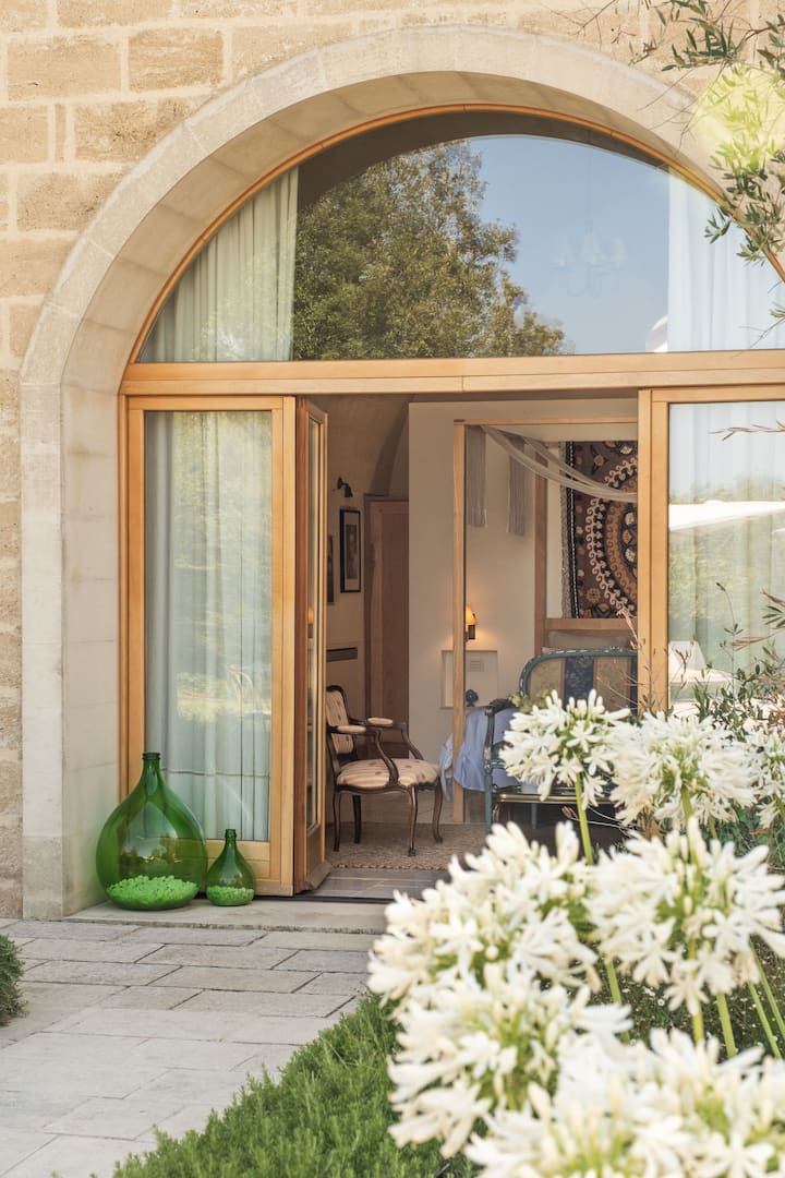The splendid master bedroom opens directly onto the garden and the pool.