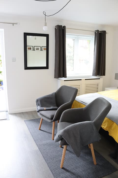 Top performing Airbnb: Unique Garden Studio Apt Mudeford Christchurch in Christchurch