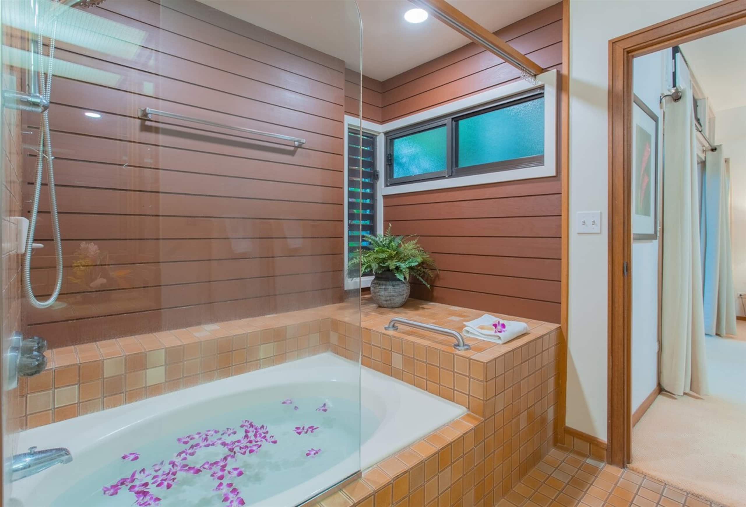 Villa in Lahaina · ★4.9 · 1 bedroom · 2 beds · 2 baths - Image 39