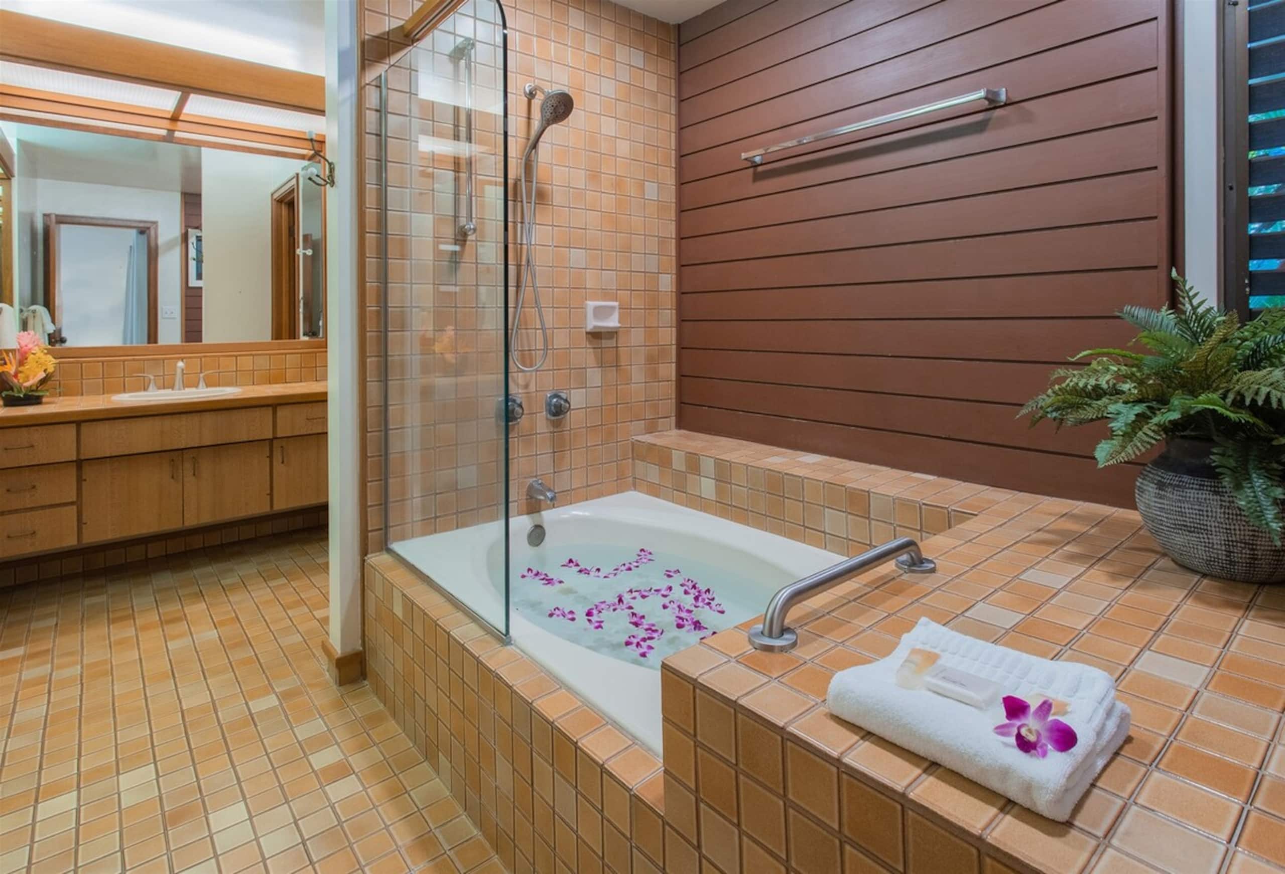 Villa in Lahaina · ★4.9 · 1 bedroom · 2 beds · 2 baths - Image 37