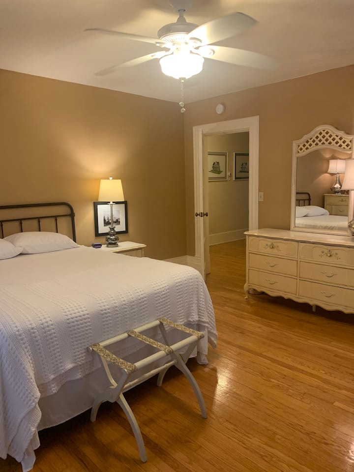 El dormitorio queen tiene una chimenea eléctrica, vestidor, TV inteligente, sillones y un asiento de ventana. Trae un libro y disfruta de la vista hacia el norte y el oeste desde esta habitación. 